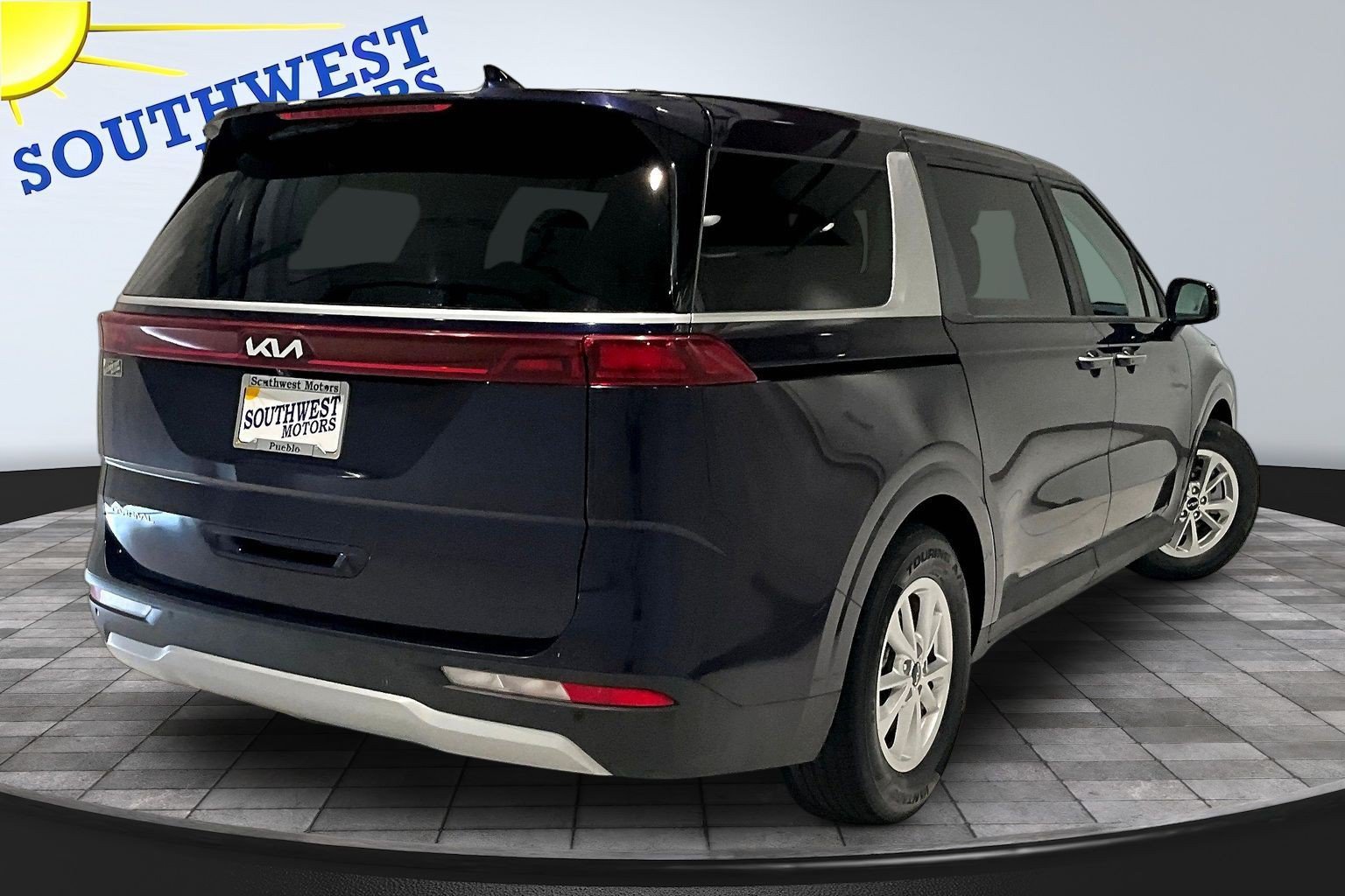 Used 2023 Kia Carnival LX FWD image 7