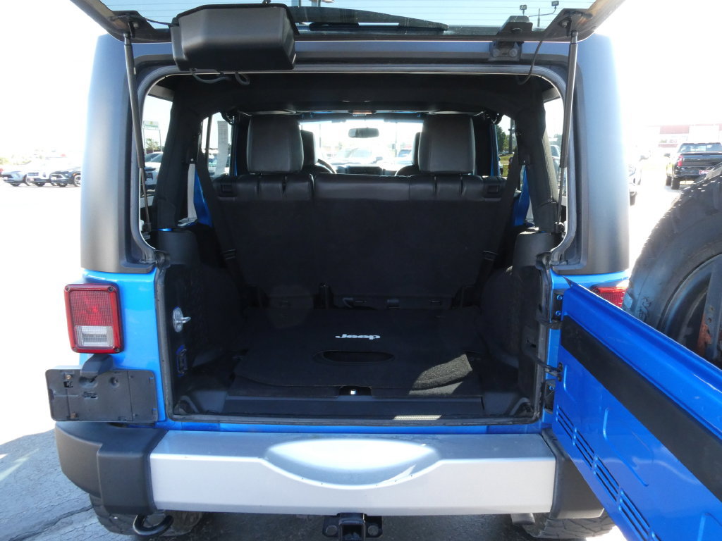 Used 2015 Jeep Wrangler Unlimited Sahara w/ Dual Top Group AWD/4WD image 16