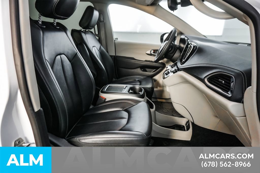 Used 2024 Chrysler Pacifica Select image 20