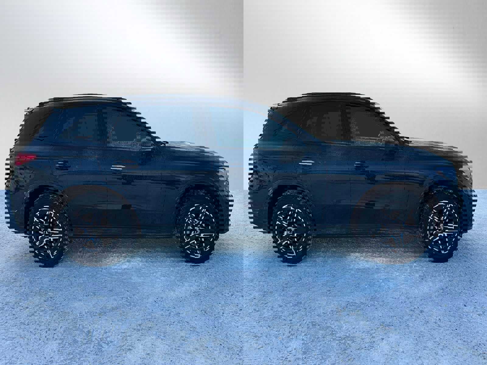 Used 2023 Mercedes-Benz GLC 300 4MATIC image 2