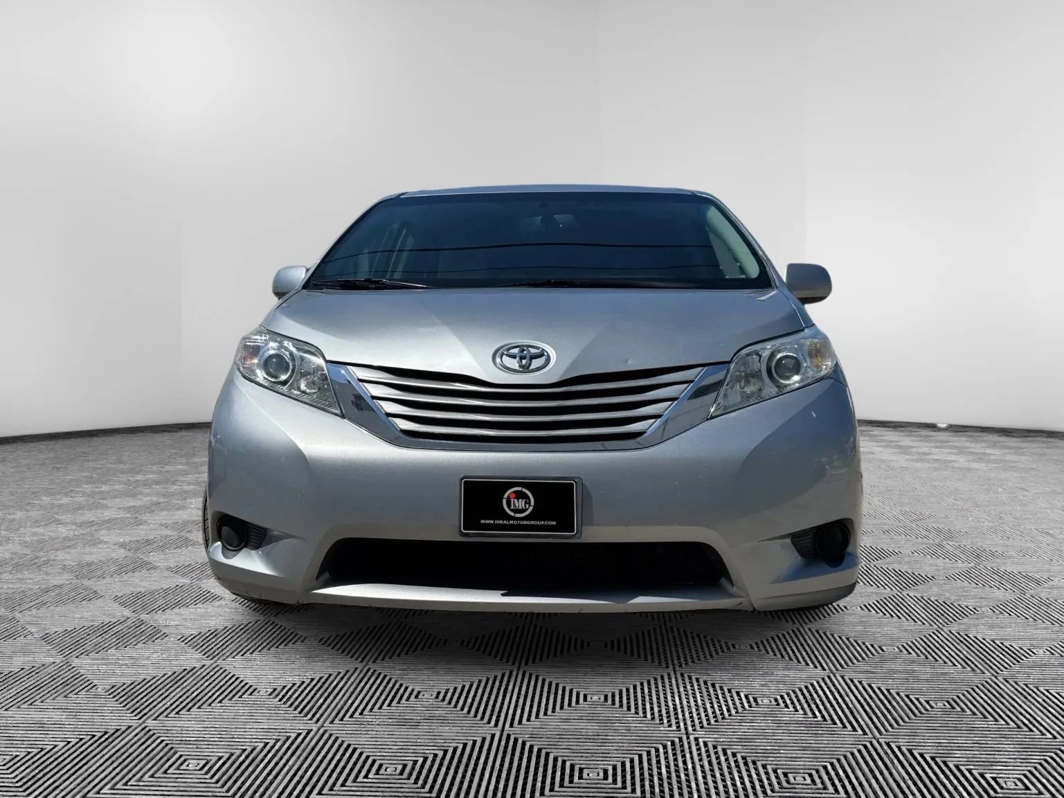 Used 2015 Toyota Sienna LE image 3