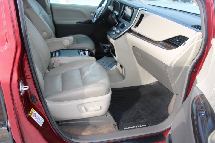Used 2017 Toyota Sienna XLE Premium FWD image 22