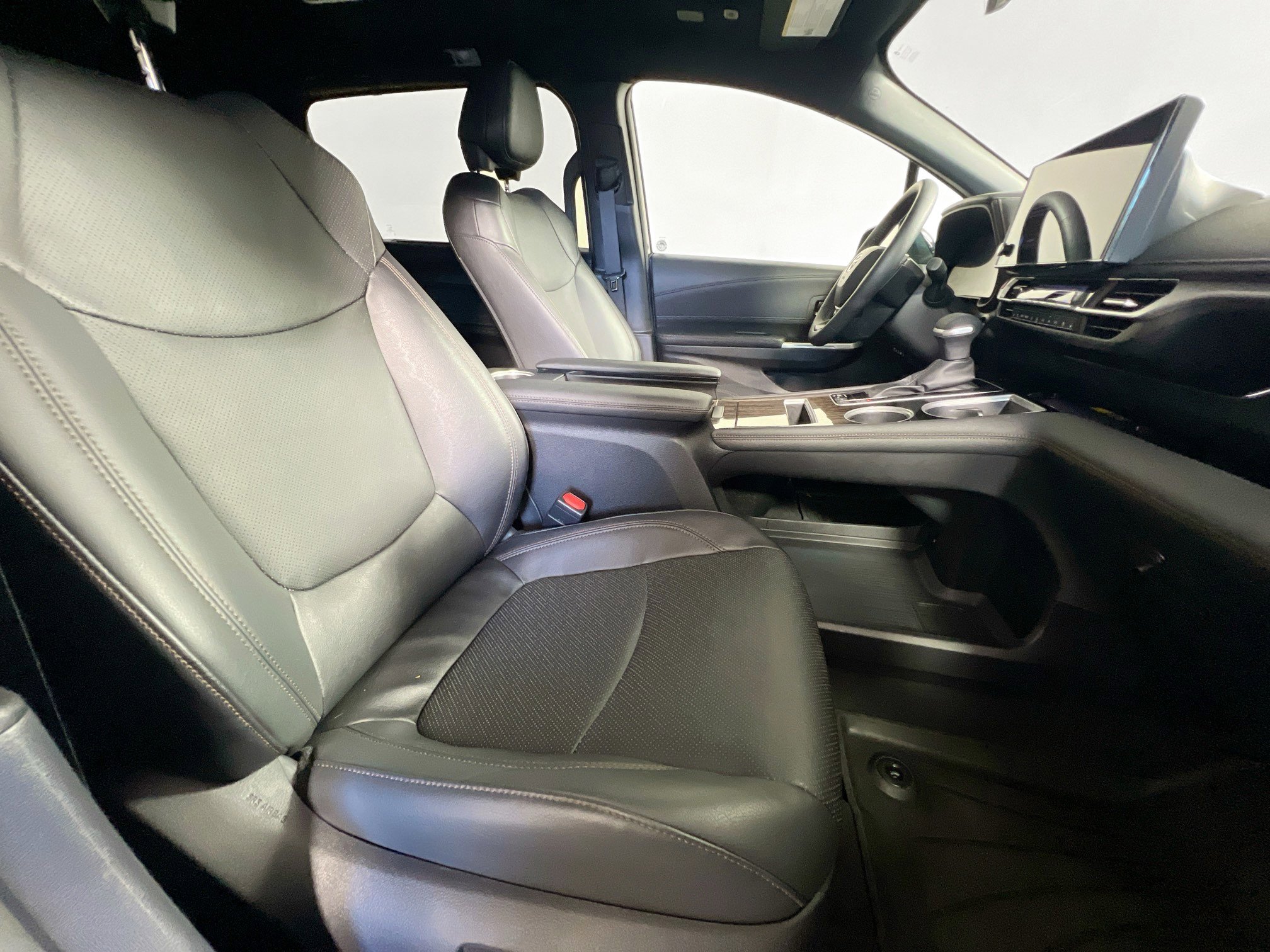 Used 2025 Toyota Sienna Platinum image 31