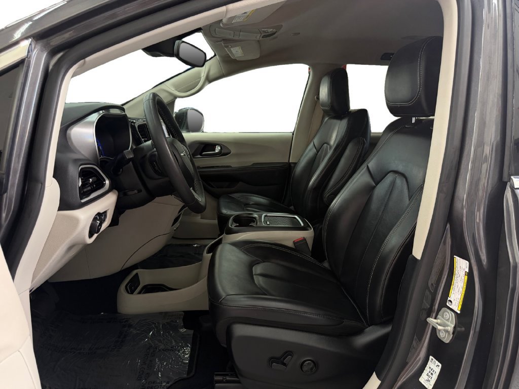 Used 2023 Chrysler Pacifica Touring-L FWD image 10