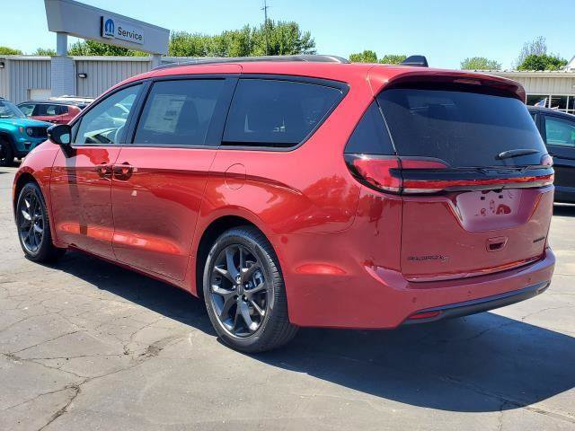 New 2027 Chrysler Pacifica Limited w/ S Appearance Package FWD image 4