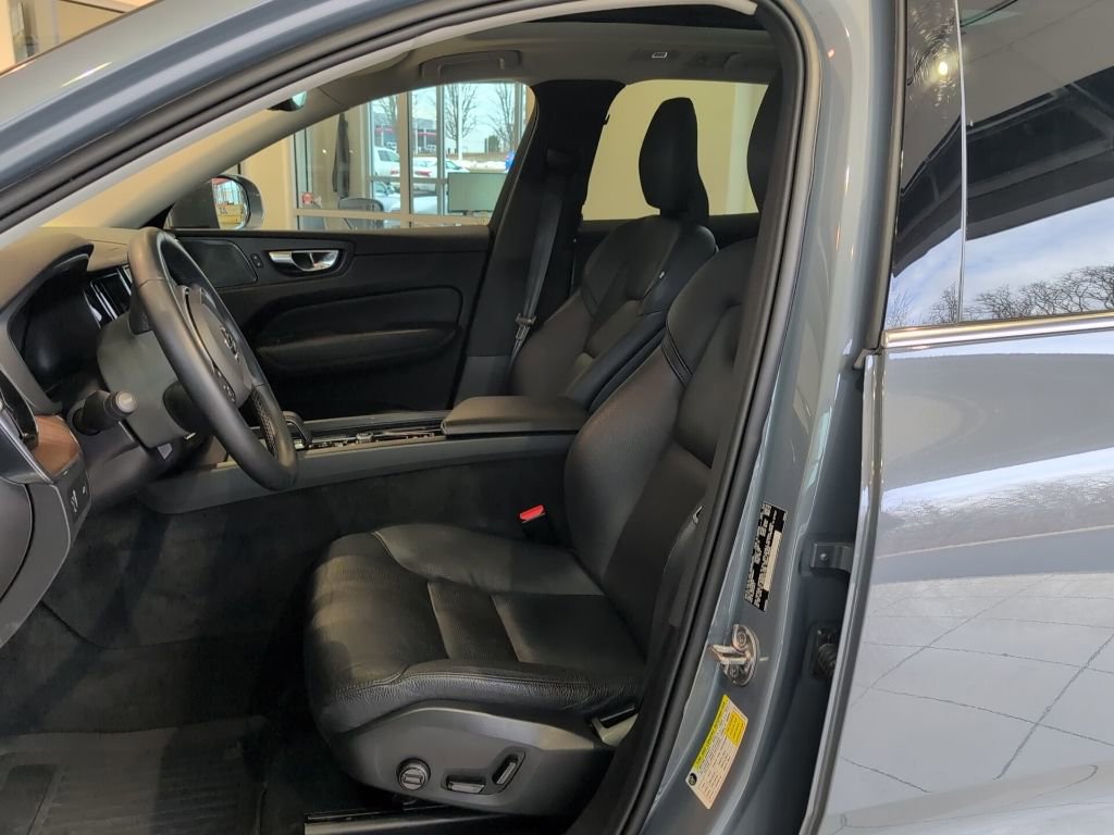 Used 2022 Volvo XC60 B5 Momentum w/ Advanced Package image 13