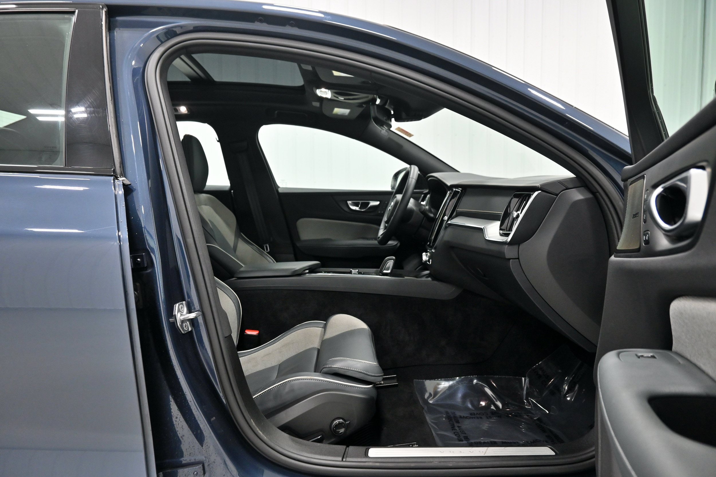 Used 2022 Volvo S60 B5 R-Design AWD/4WD image 29