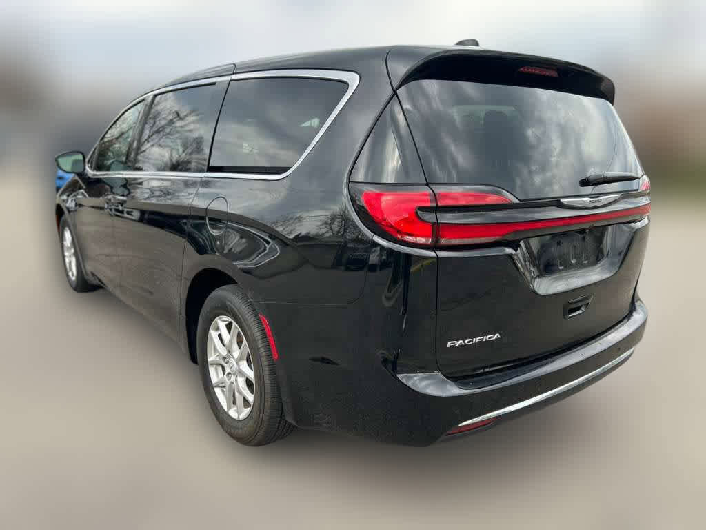 Used 2026 Chrysler Pacifica Select image 5