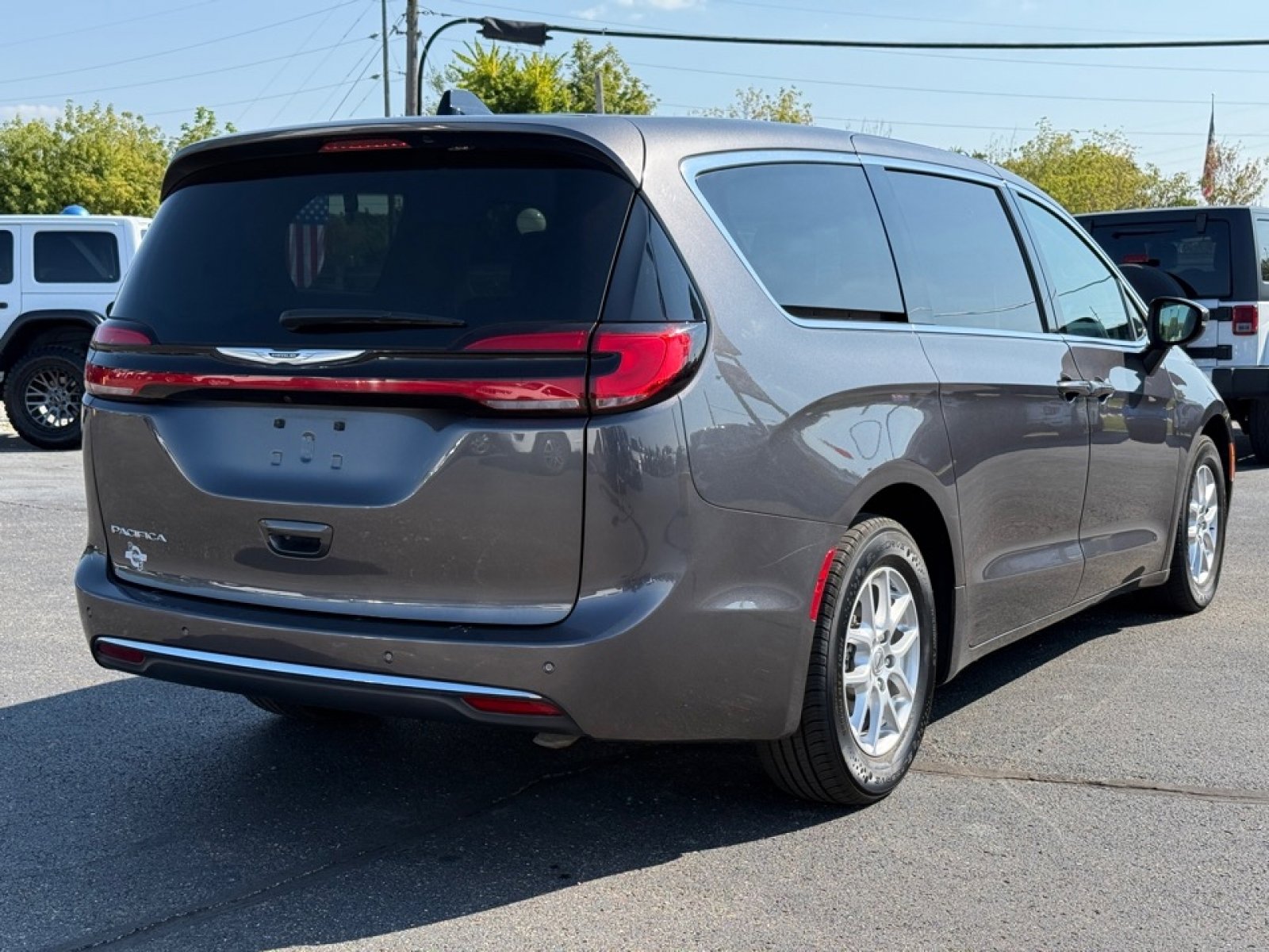 Used 2023 Chrysler Pacifica Touring-L image 8