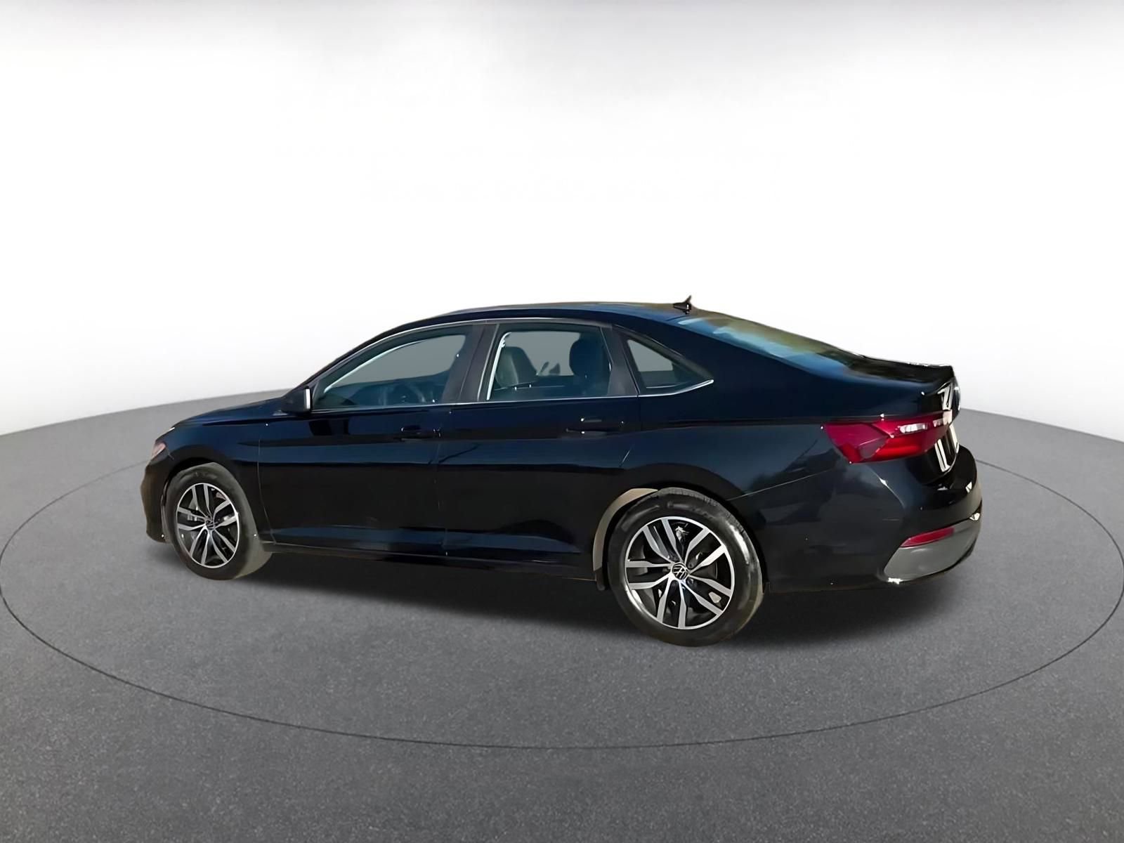 Used 2025 Volkswagen Jetta SE image 9