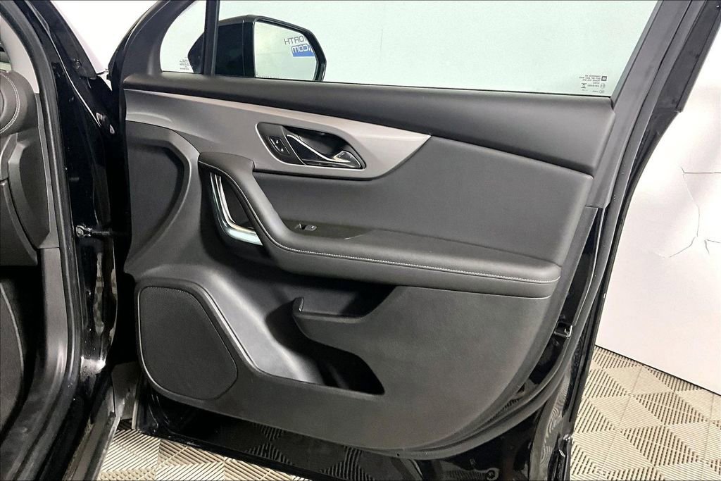 Used 2025 Chevrolet Blazer LT FWD image 19