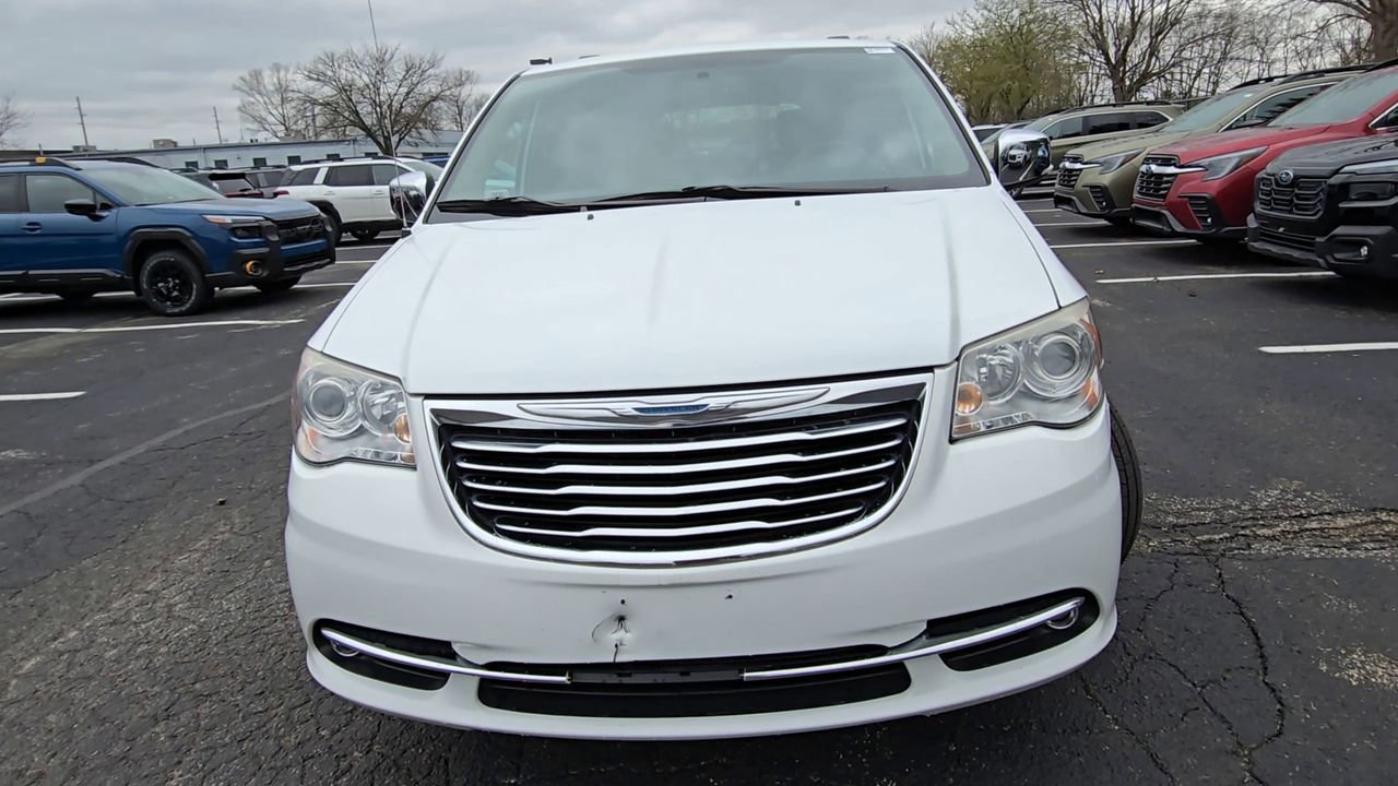 Used 2014 Chrysler Town & Country Limited w/ Luxury Group FWD image 3