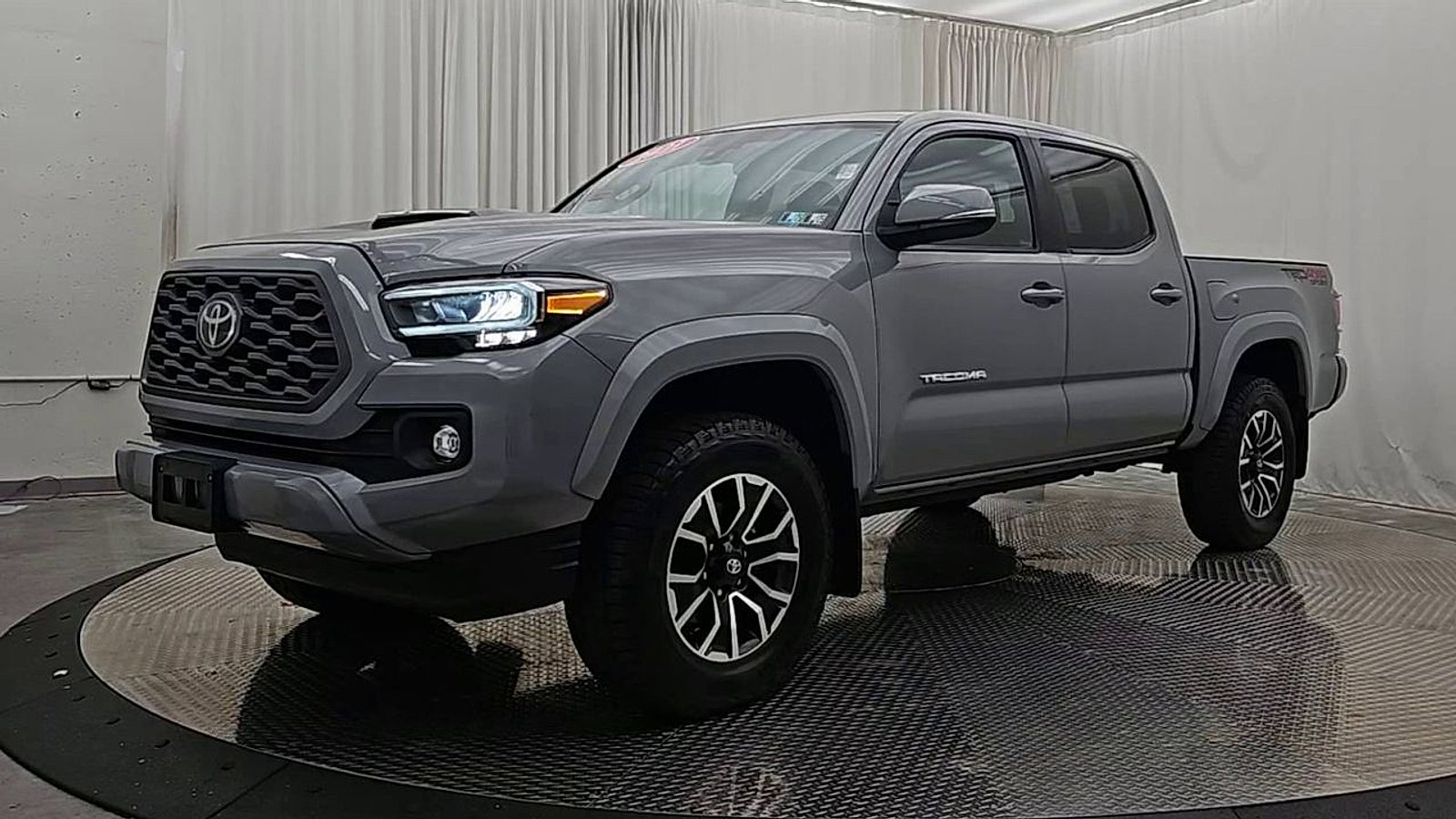 Used 2021 Toyota Tacoma TRD Sport w/ Technology Package AWD/4WD image 4