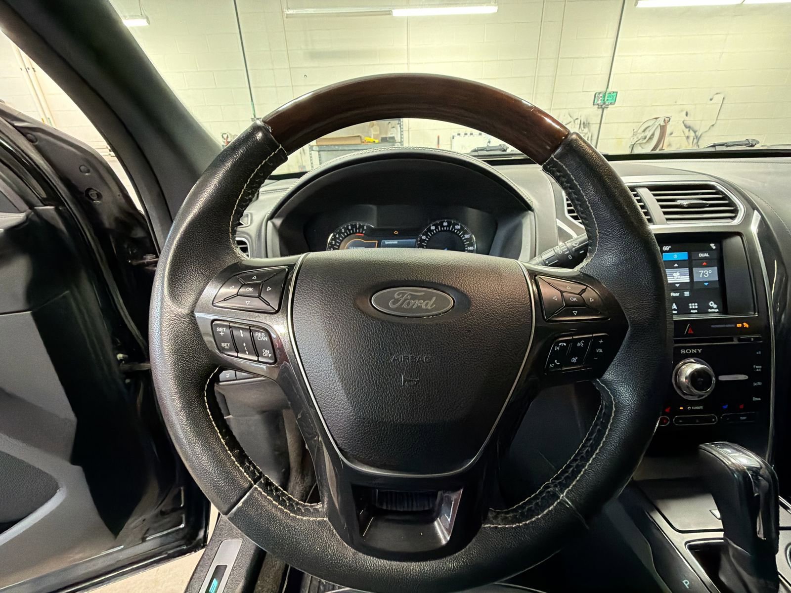 Used 2018 Ford Explorer Platinum image 27