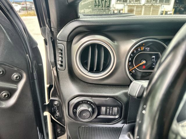 Used 2018 Jeep Wrangler Unlimited Sahara AWD/4WD image 17