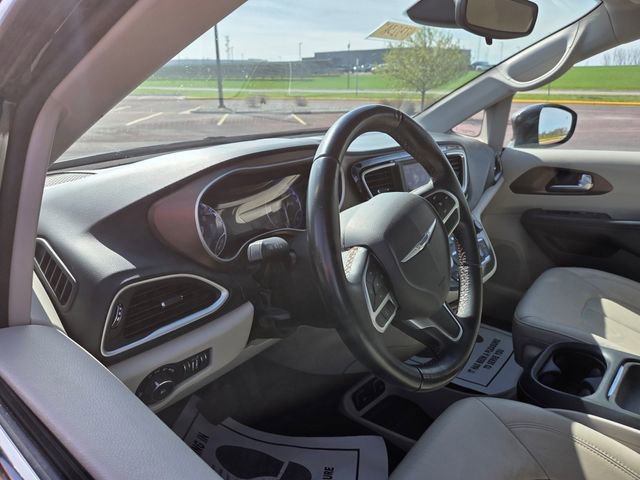 Used 2018 Chrysler Pacifica Touring-L FWD image 12