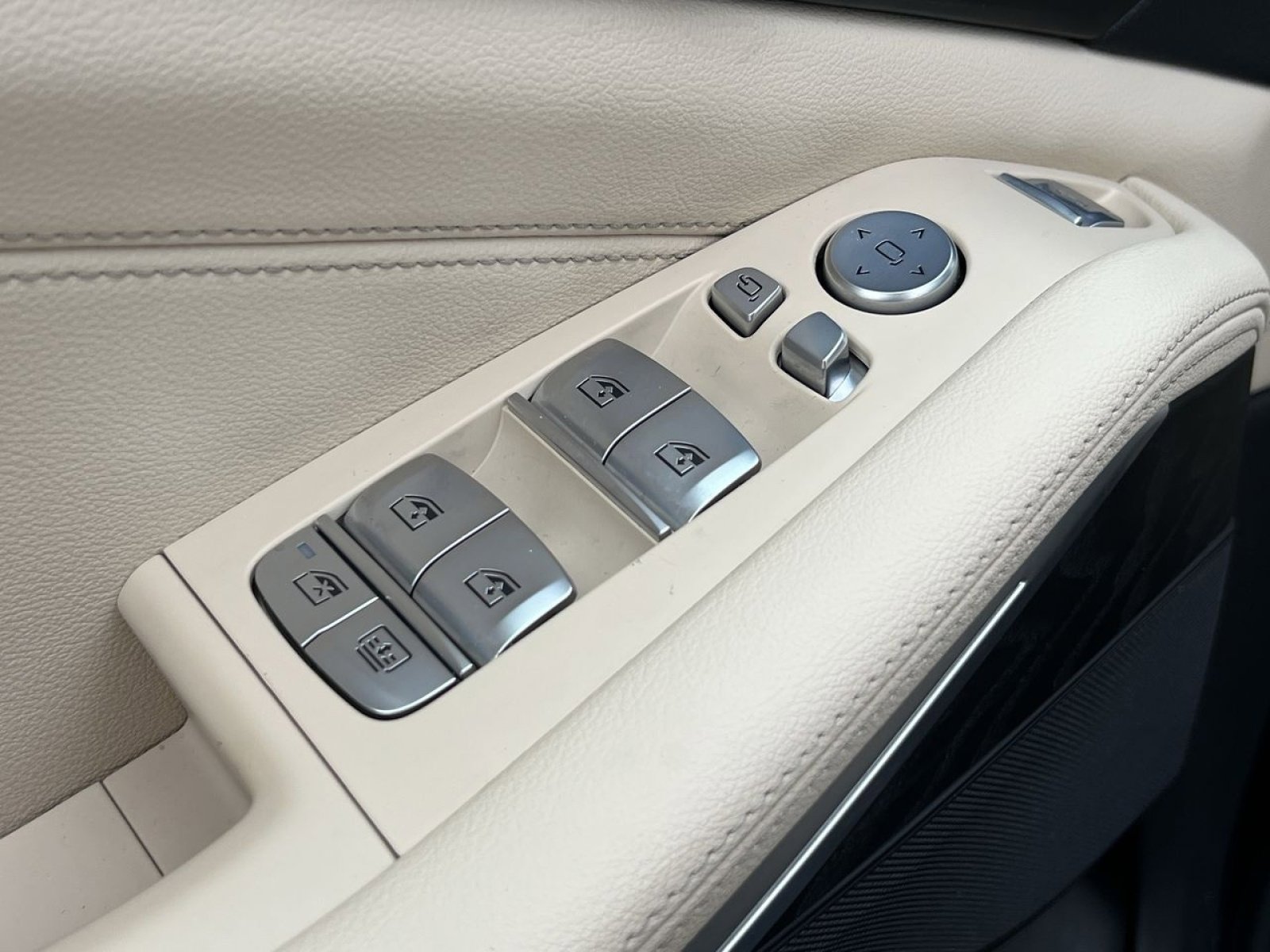 Used 2022 BMW X7 xDrive40i w/ M Sport Package image 16