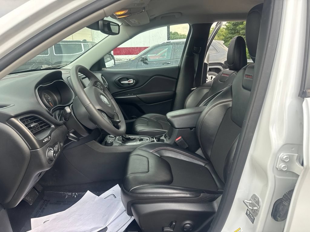 Used 2023 Jeep Cherokee Trailhawk AWD/4WD image 2