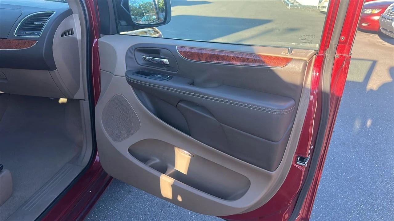 Used 2016 Chrysler Town & Country Touring FWD image 37