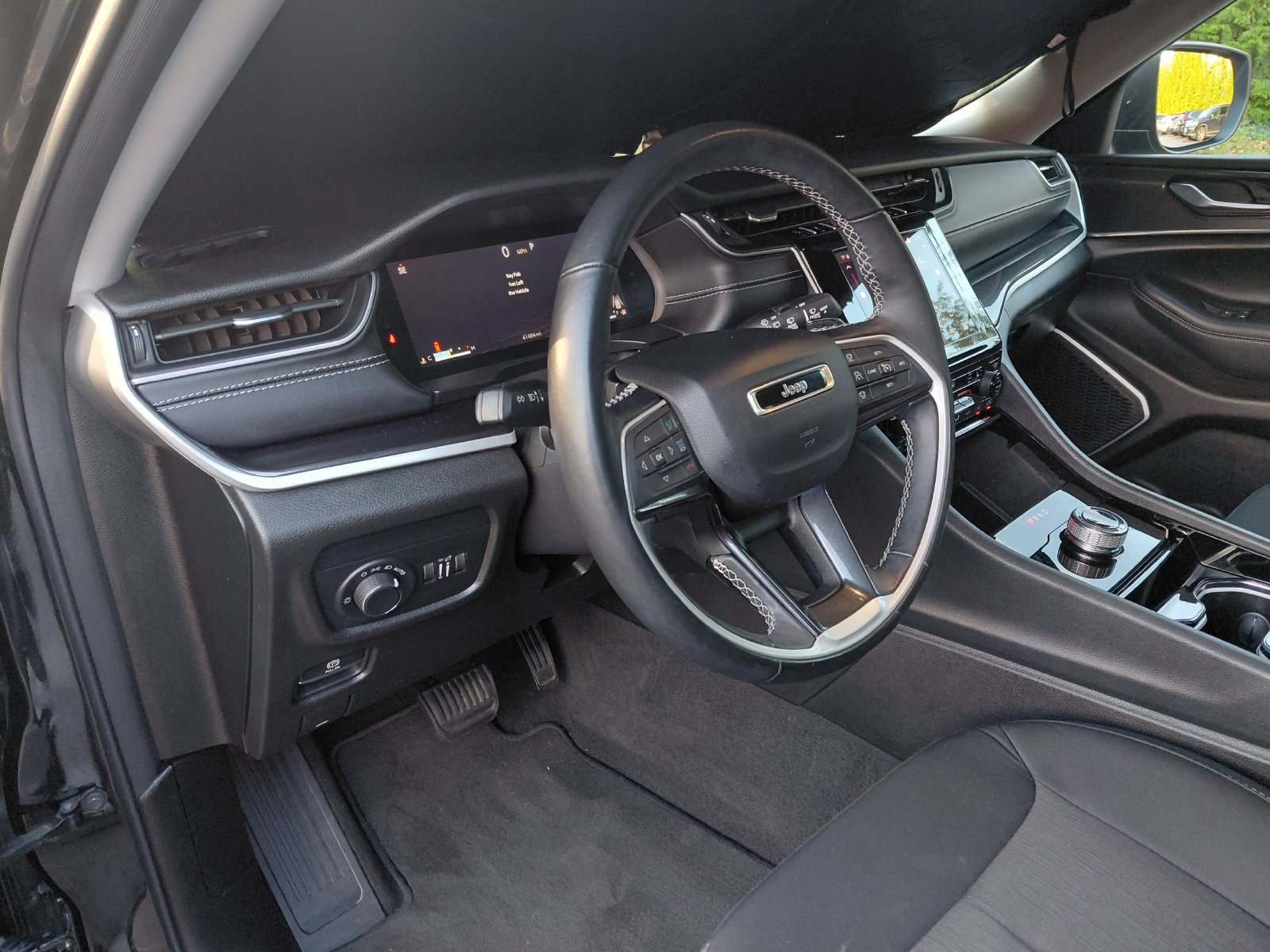 Used 2022 Jeep Grand Cherokee Laredo w/ Luxury Tech Group I AWD/4WD image 20