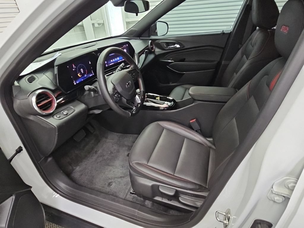 Used 2024 Chevrolet Trax RS FWD image 11
