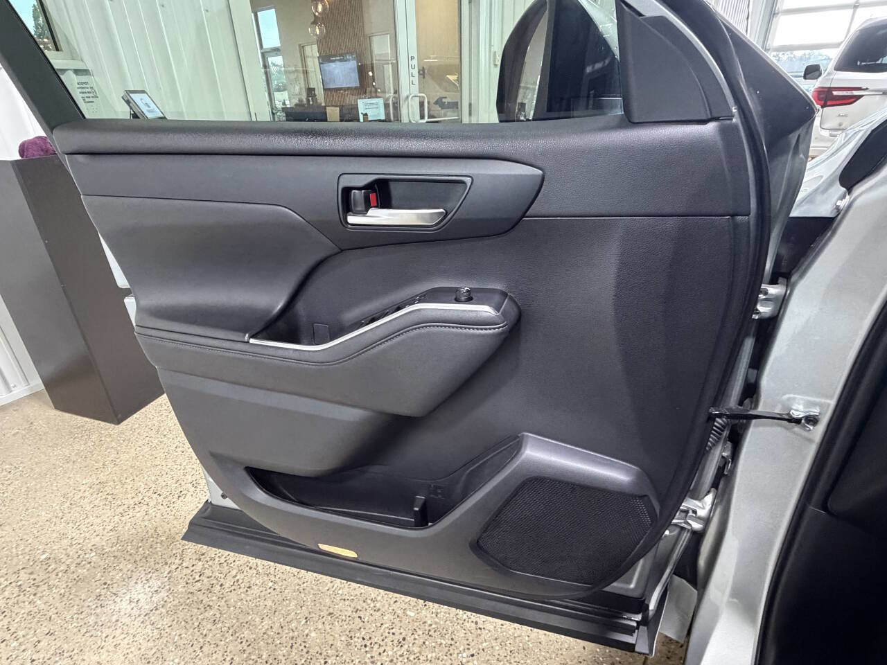 Used 2023 Toyota Highlander XLE image 29