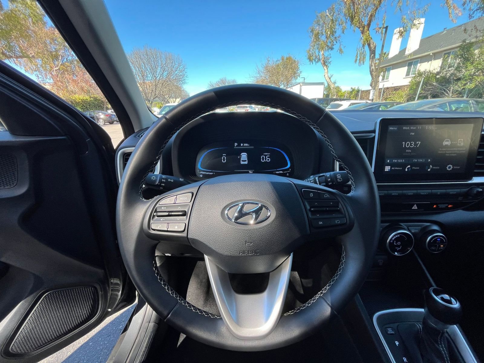 Used 2025 Hyundai Venue SEL image 33
