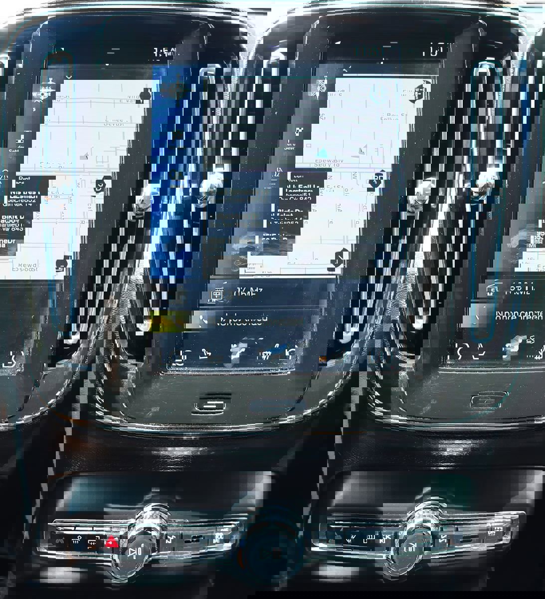 Used 2022 Volvo XC40 T4 Momentum image 42