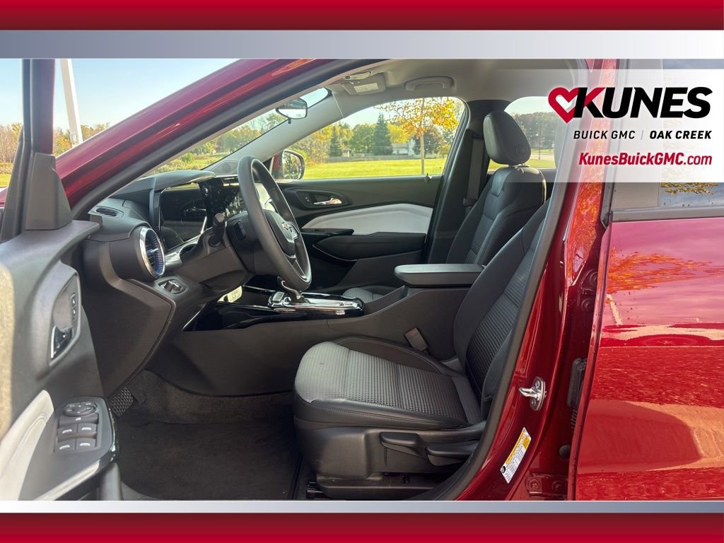 Used 2025 Chevrolet Trax LT image 10