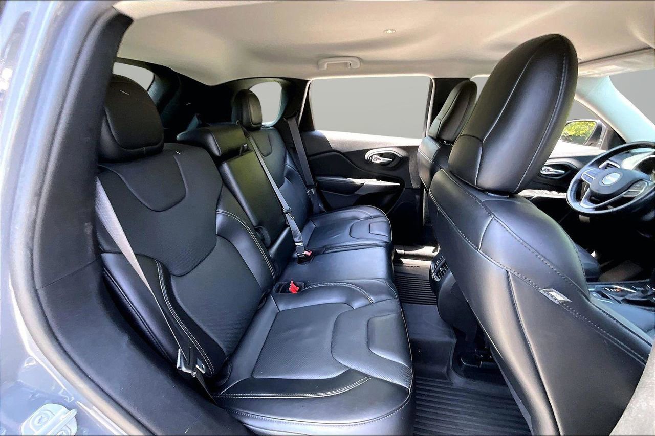 Certified 2021 Jeep Cherokee Latitude Lux w/ Mopar Interior Package AWD/4WD image 23