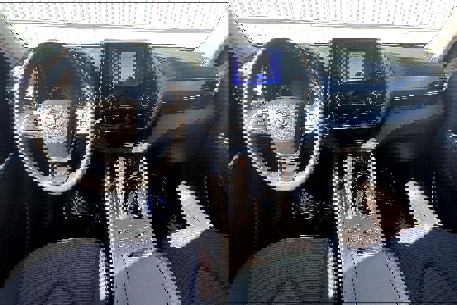 Used 2024 Toyota Highlander LE image 19