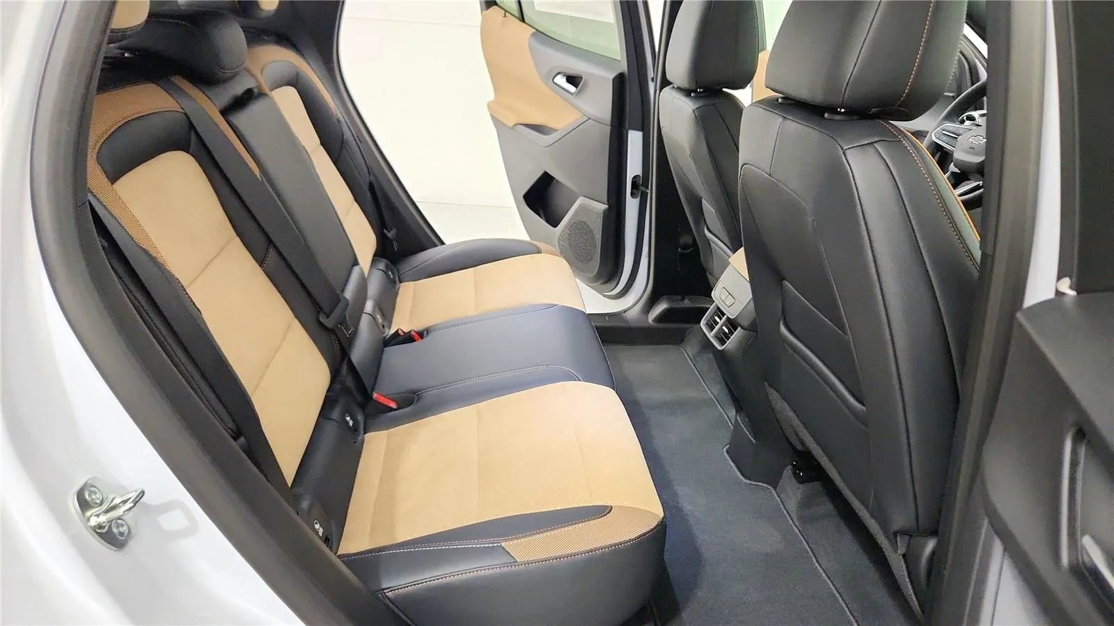 New 2026 Chevrolet Equinox ACTIV w/ Convenience Package III FWD image 37