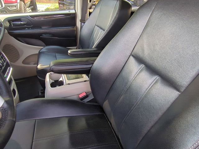 Used 2015 Chrysler Town & Country Touring w/ Driver Convenience Group image 27