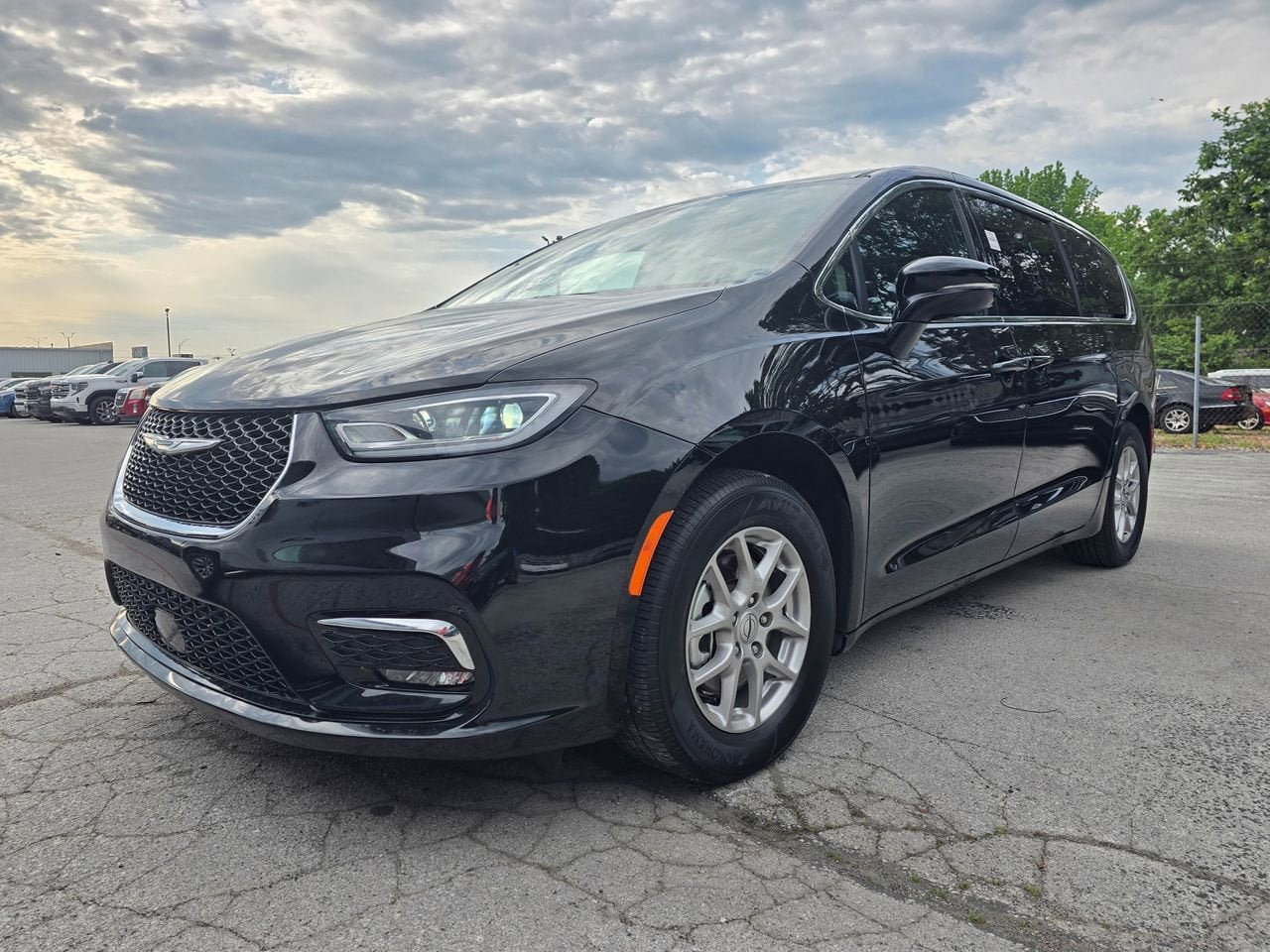 Used 2025 Chrysler Pacifica Select FWD image 3
