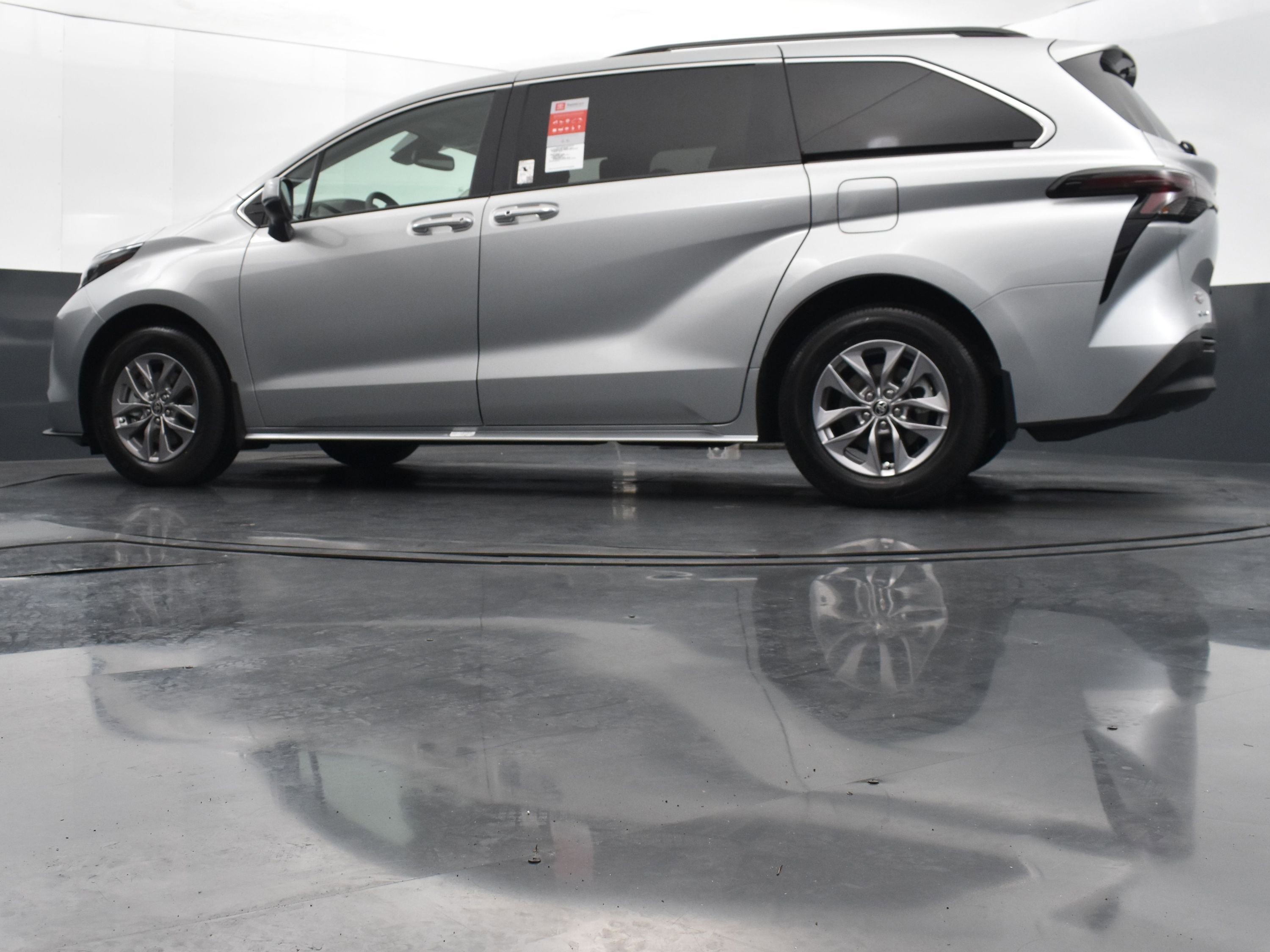 Used 2025 Toyota Sienna XLE FWD image 38