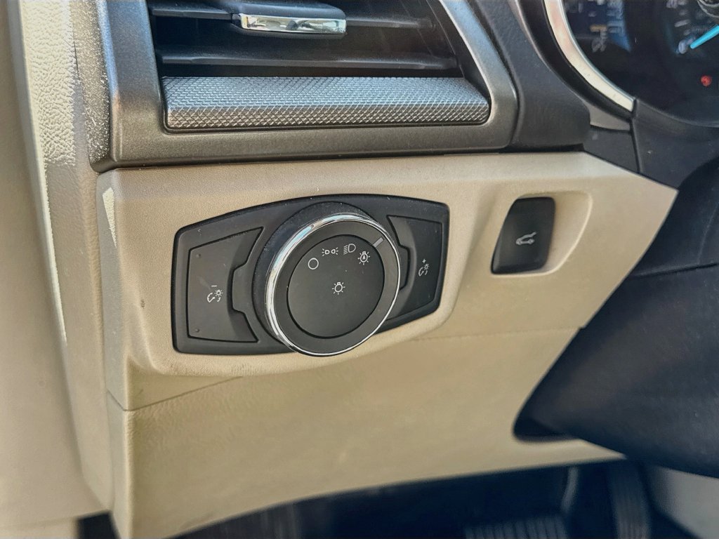 Used 2020 Ford Fusion SE FWD image 13