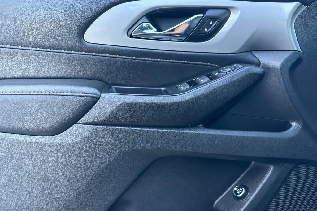 Used 2021 Chevrolet Traverse LT w/ LT Premium Package image 8