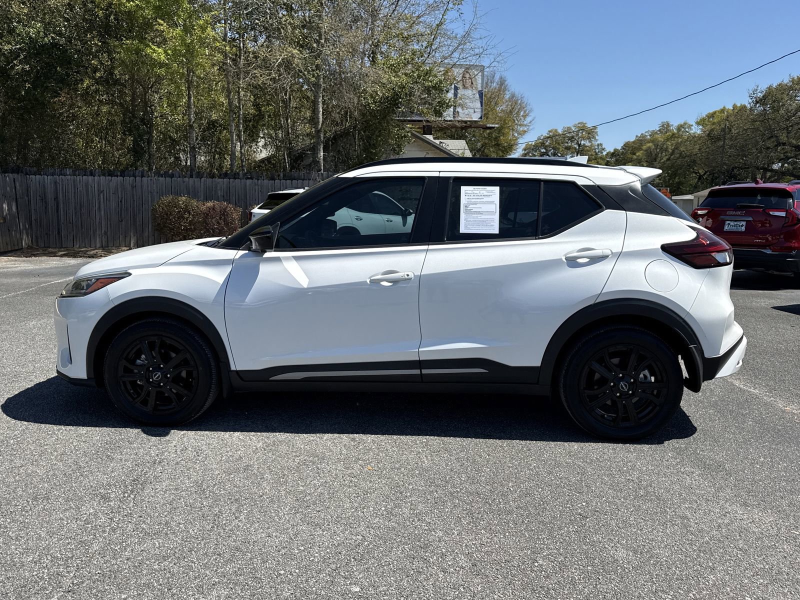 Used 2022 Nissan Kicks SR w/ Interior Electronics Package FWD image 2