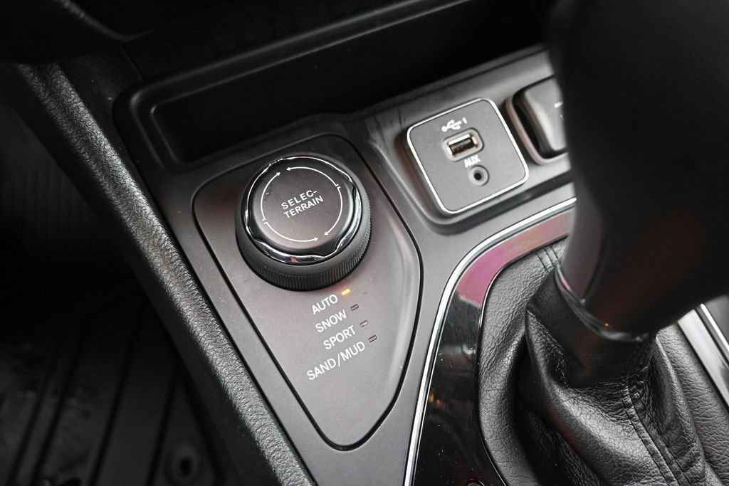 Used 2022 Jeep Cherokee Limited AWD/4WD image 35