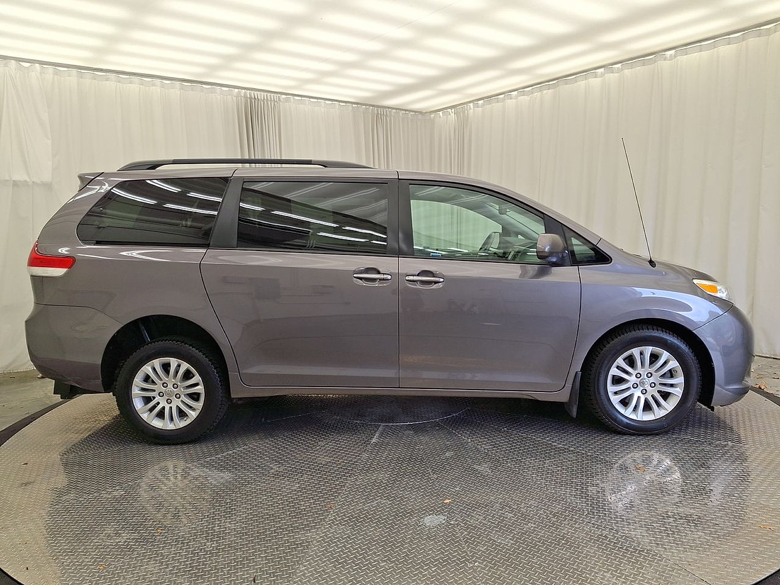 Used 2014 Toyota Sienna XLE w/ Entertainment Package FWD image 29