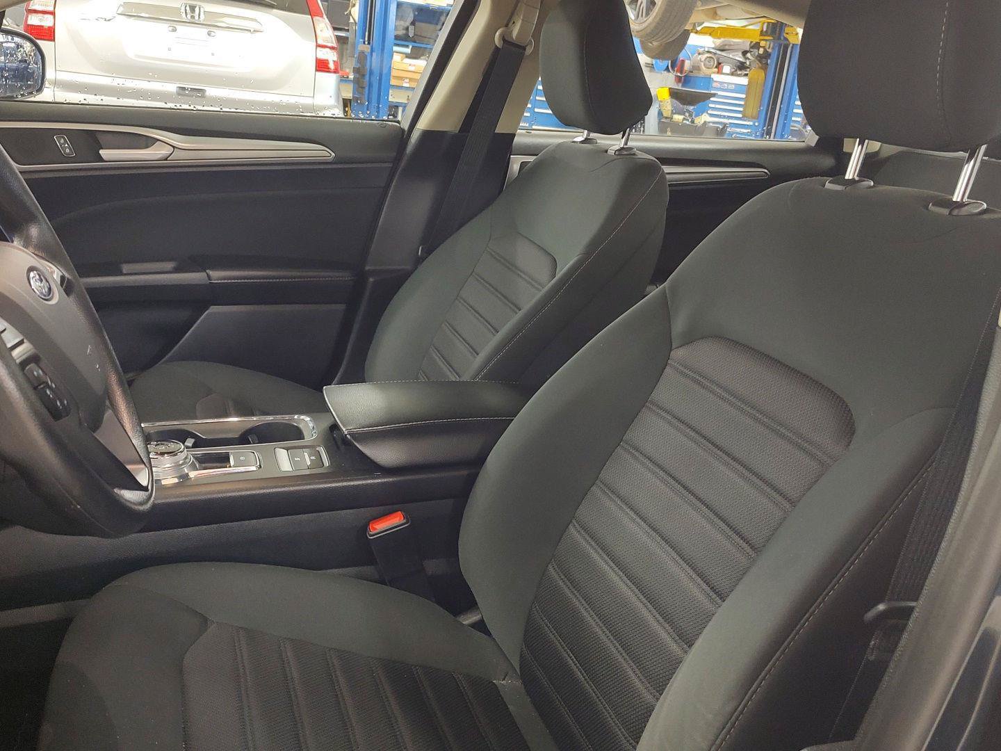 Used 2020 Ford Fusion SE FWD image 2