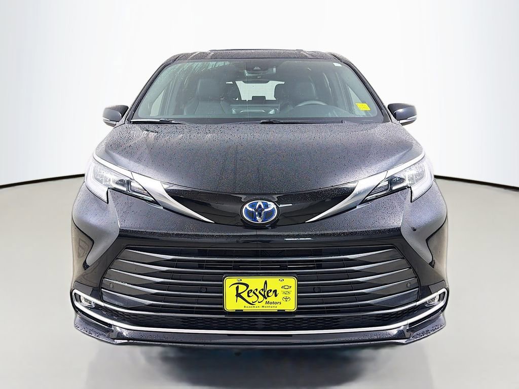 Used 2025 Toyota Sienna Limited image 2