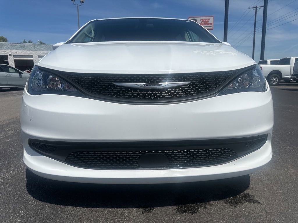 Used 2022 Chrysler Voyager LX image 15