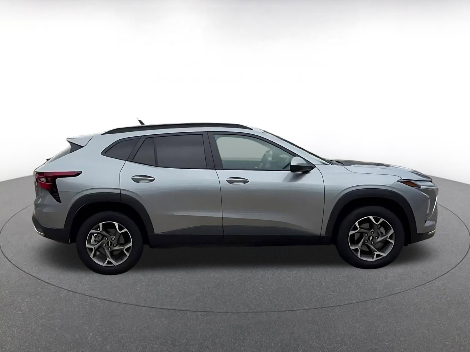 Used 2025 Chevrolet Trax LT FWD image 16