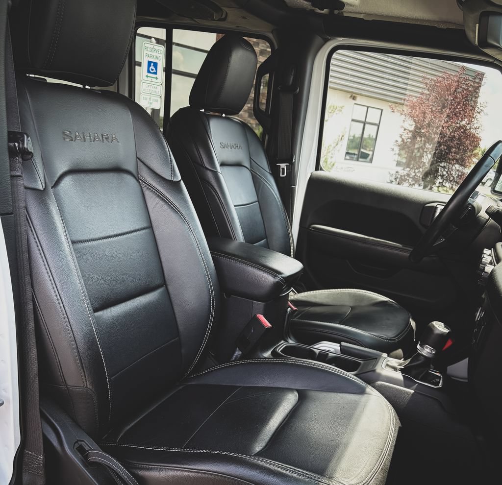 Used 2018 Jeep Wrangler Unlimited Sahara w/ Dual Top Group AWD/4WD image 27
