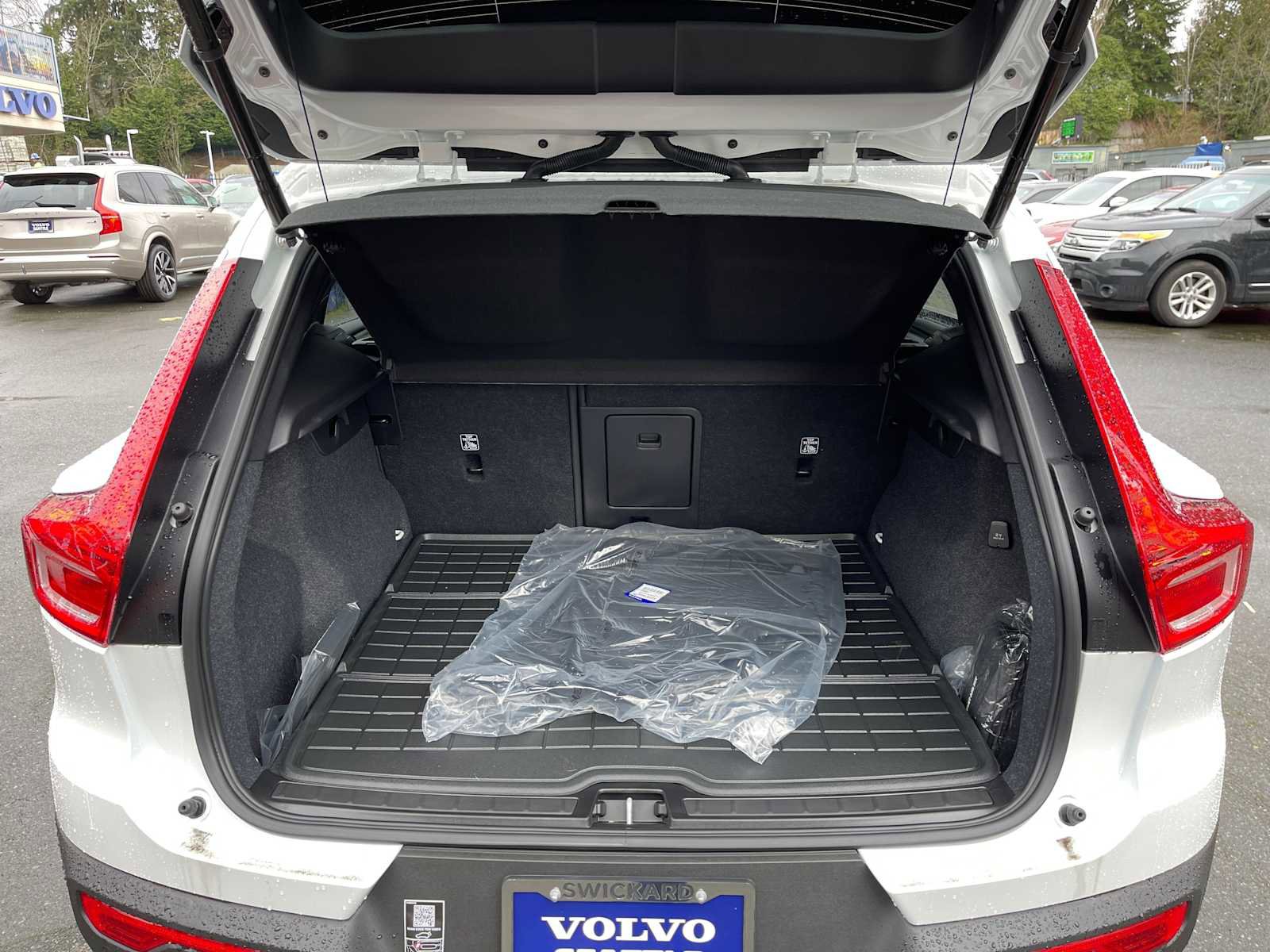 New 2023 Volvo XC40 B5 Plus w/ Protection Package Premier image 8