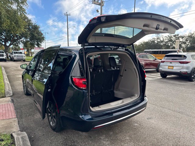Used 2023 Chrysler Pacifica Touring-L FWD image 18