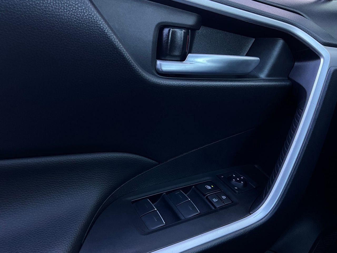 Used 2025 Toyota RAV4 XLE image 22