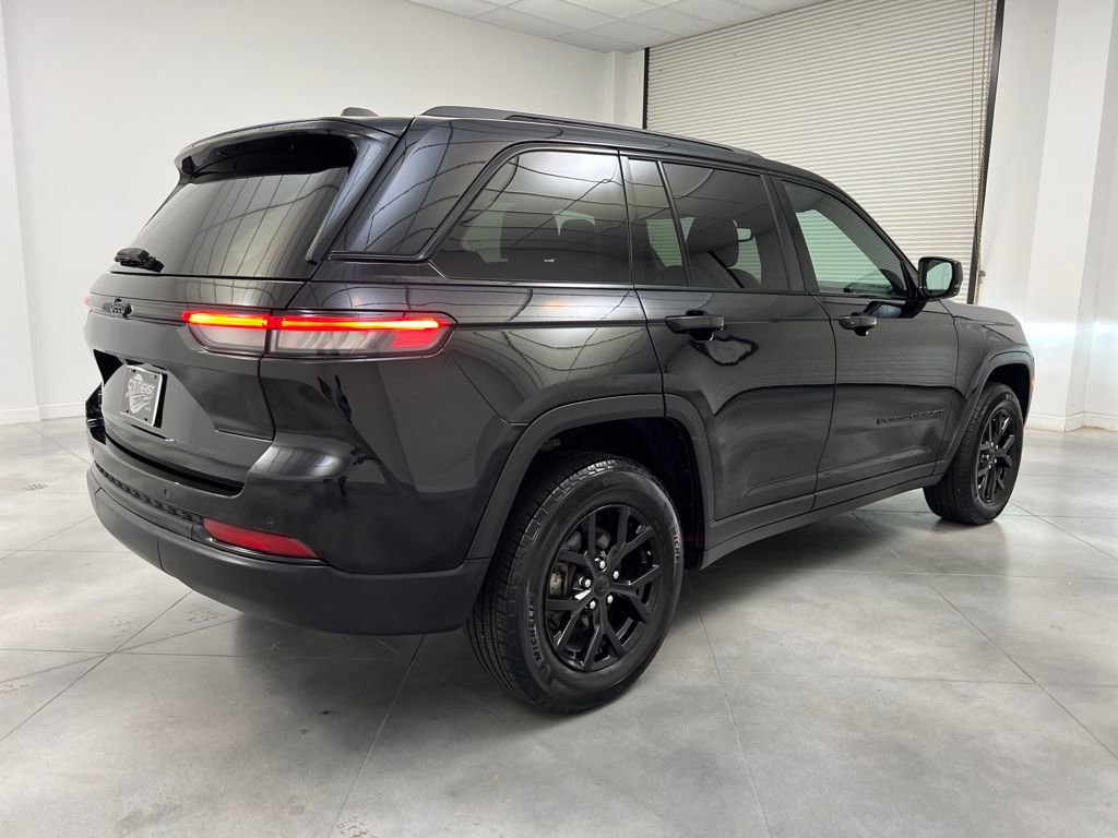 Used 2024 Jeep Grand Cherokee Altitude image 7