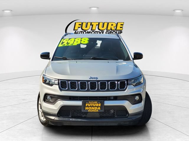 Used 2024 Jeep Compass Latitude AWD/4WD image 2